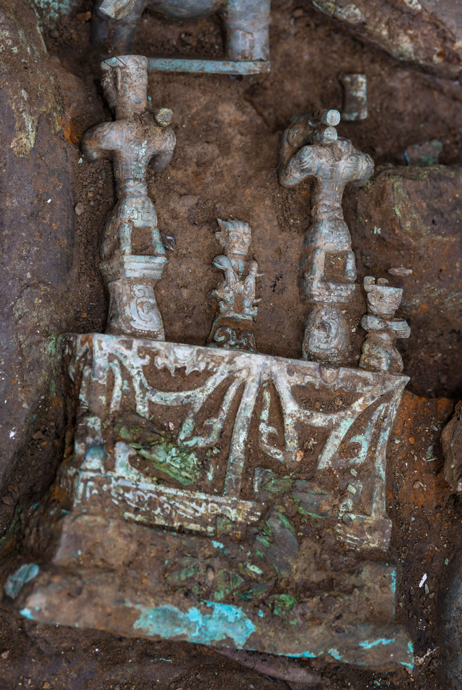 这是在四川德阳广汉市三星堆遗址考古发掘现场8号“祭祀坑”拍摄的青铜“神坛”局部（9月2日摄）。large.JPG
